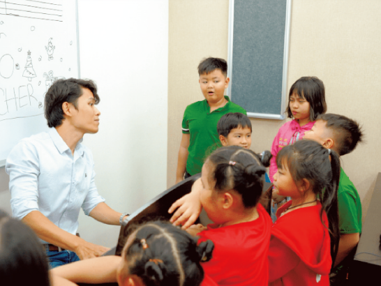 （左）ベトナム。