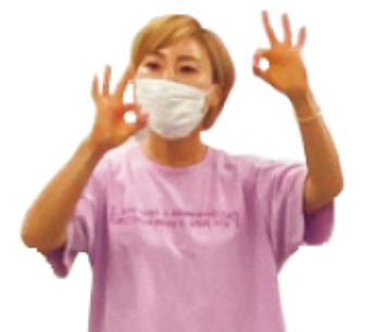 （右）韓国。マスクをしてレッスン中。