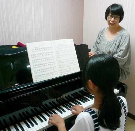 ピアノのレッスンはグランドピアノで行います。