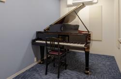 グランドピアノの個人レッスン室