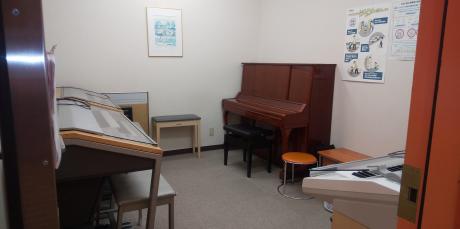 エレクトーンとアップライトピアノのレッスン室