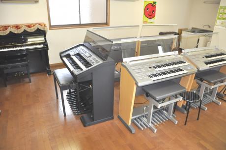 ピアノ、ヤマハ音楽教室のレッスン室