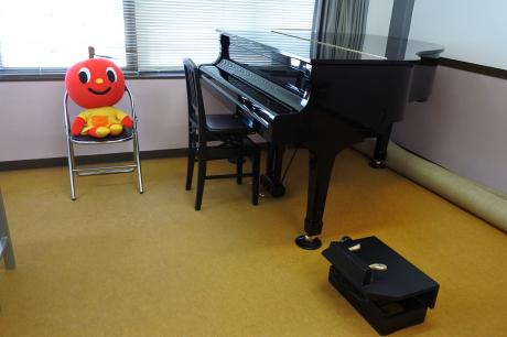 レッスン室のピアノ