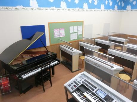 ヤマハ音楽教室のグループレッスンを行うＣ部屋にはグランドピアノが入っています